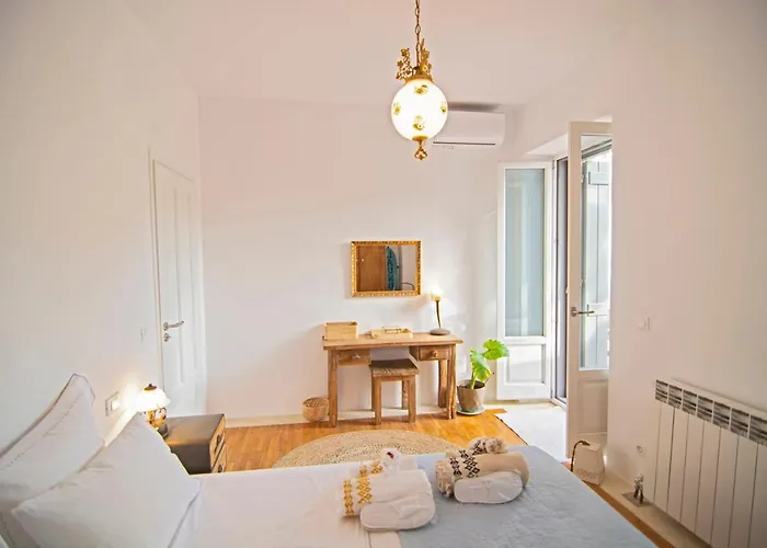 Quartano Paros Naousa